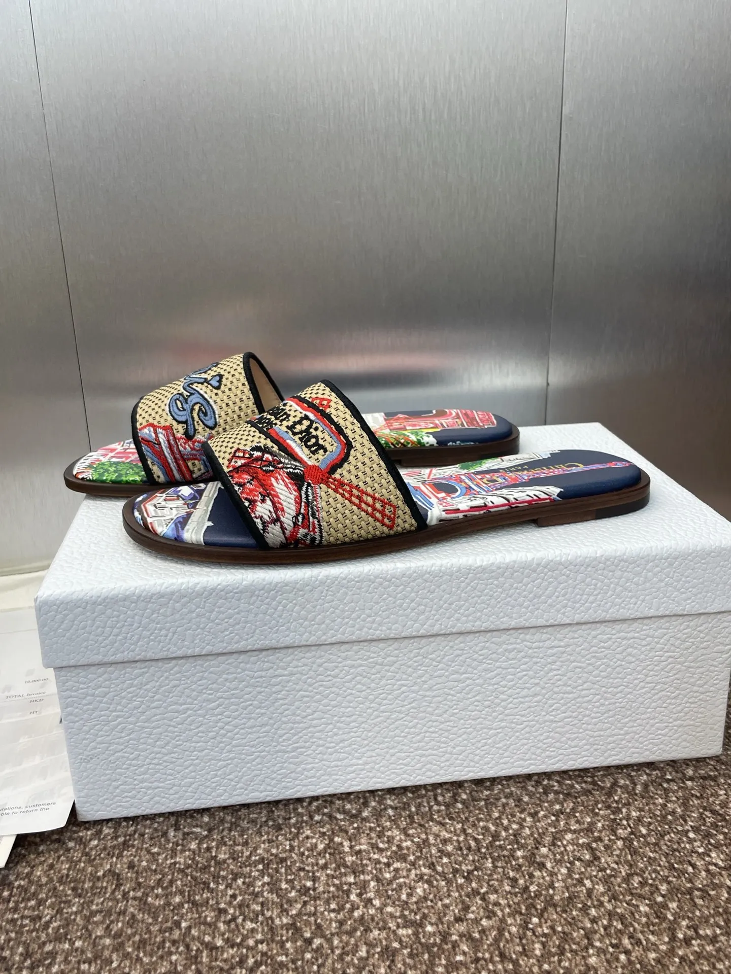 👟👟Ex-factory price 500👟👟 Dior 2025 spring and summer new style DWAY flat flip flops jelly color women's shoes CD letter logo three-dimensional embroidery round toe open toe color block sandals Material: upper imported raffia electric embroidery high temperature water-soluble cotton technical fabric + water-dyed sheepskin lining + Italian thickened leather outsole size: 34-42 (34.40.41.42. Customized, non-refundable and non-exchangeable)